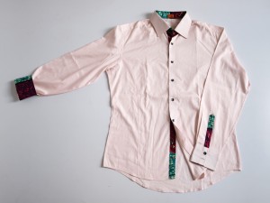 Chemise en popeline de coton avec biais, pattes de boutons et pattes de manches en wax