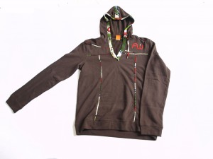 Sweatshirt avec capuche (hoody) 100% coton avec broderie logo et biais en wax hollandaise.