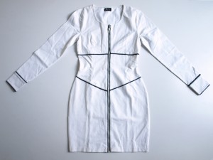 Robe en coton et lycra avec zip et biais contrastés.