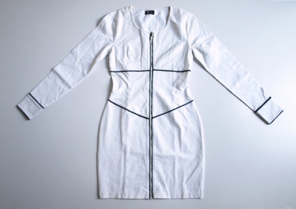 Robe en coton et lycra avec zip et biais contrastés.
