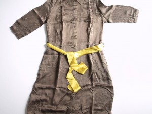 Robe boutonnée en satin de soie avec ceinture contrastée