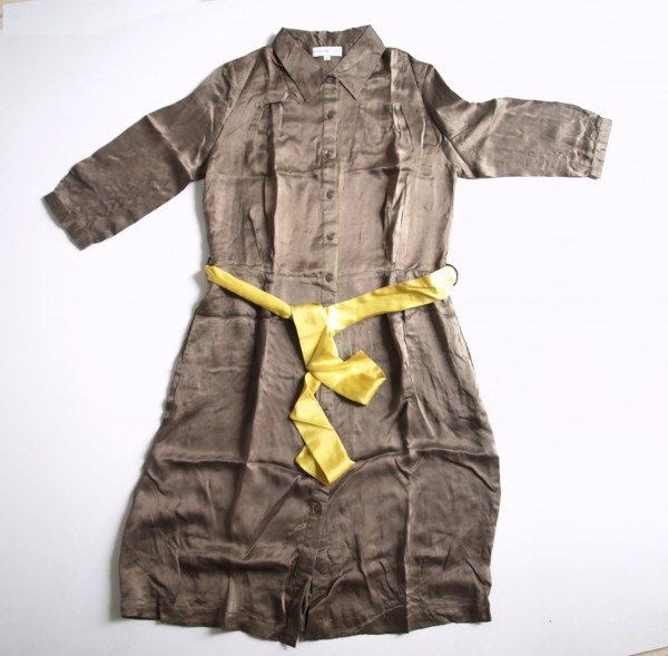 Robe boutonnée en satin de soie avec ceinture contrastée