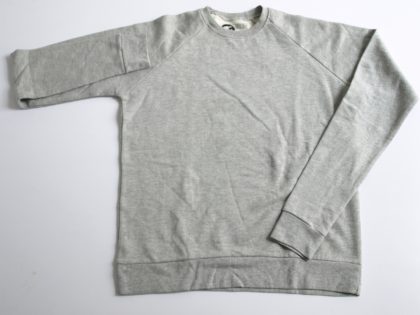 Sweat shirt gris chiné en molleton 100% coton. Impression logo à l’intérieur du col.